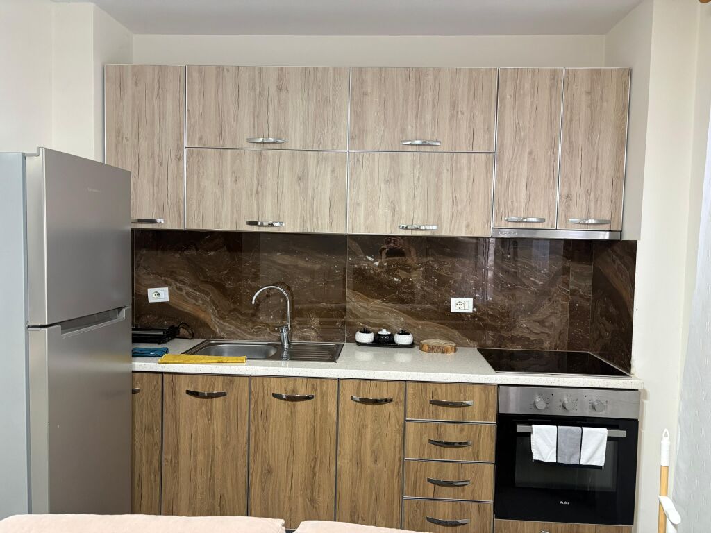 Jepet me qira apartament 1+1 pranë Shkollës “2 Gjelat” – Durrës