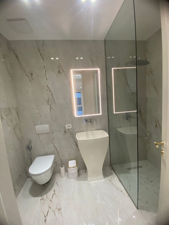 For Rent: Luxury Office. 2+1+2 Bathrooms + 1 Parking Space - 93m² - 1st Floor (Liqeni i Thatë - Radisson) 🔥 Roadside Location | Great Opportunity ✨️ €1,600/Month 💶💶