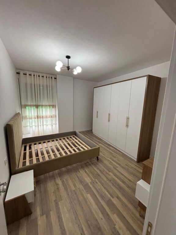 Jepet me qira Apartament 1+1   Rruga 5 Maji 55.000 leke
