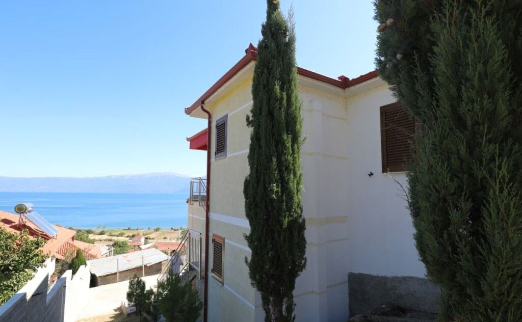 🏕️Two-story villa for sale 3 km at the entrance of Pogradec. 🔥Excellent villa also for various businesses (Guesthouse, AirBnb, hotel, etc.).