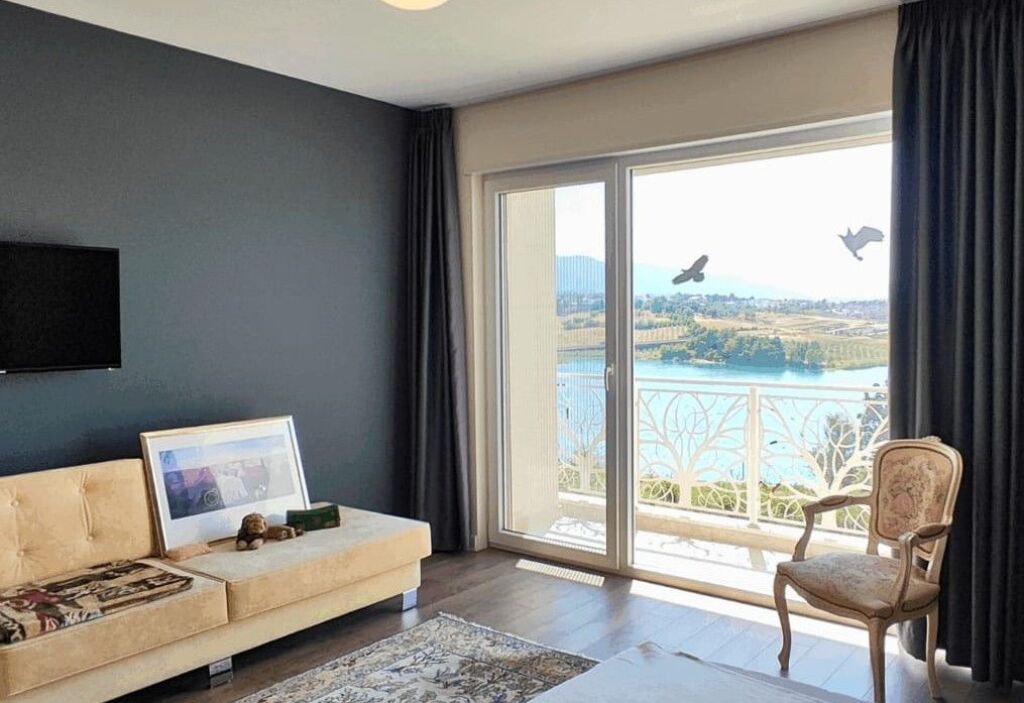🏡 Villa for sale by Lake Farka – ideal investment and living opportunity In a small and quiet residence near Lake Farka, a unique villa is offered for sale with a wonderful view of the lake, private yard, and high construction standards.