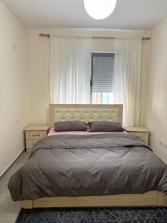 Jepet me qira apartament 1+1 pranë Shkollës “2 Gjelat” – Durrës