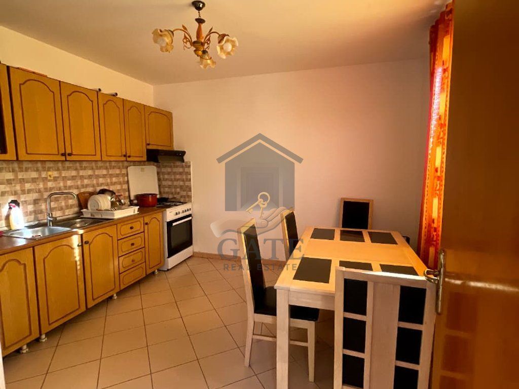 Rent, 2nd floor of a private house, near the Museum, Durres.