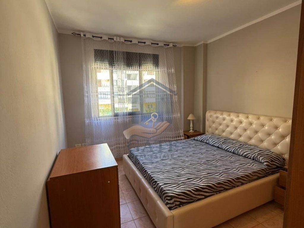 Jepet me Qira, Apartament 2+1, Tek Shkëmbi i Kavajës, Pranë Majestic, Durrës.