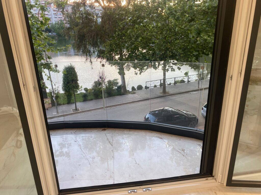 For Rent: Luxury Office. 2+1+2 Bathrooms + 1 Parking Space - 93m² - 1st Floor (Liqeni i Thatë - Radisson) 🔥 Roadside Location | Great Opportunity ✨️ €1,600/Month 💶💶