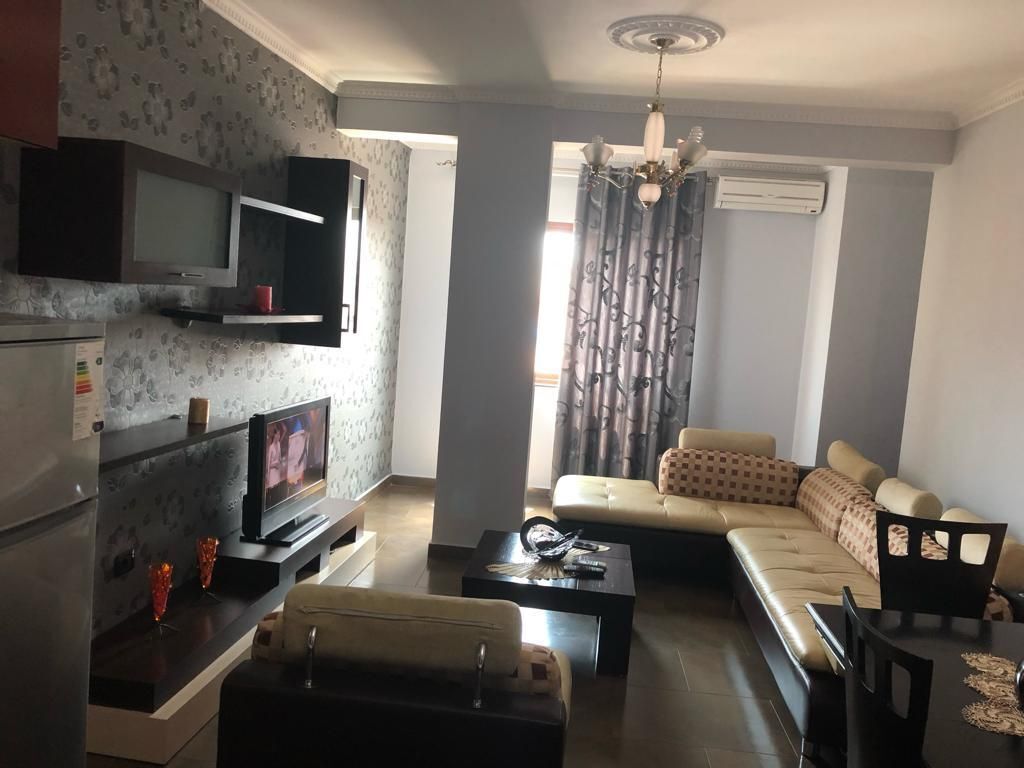 🏢Rruga e Dibres,prane Argjendari Kashara, jepet me qera apartament,2+1 i mobiluar. 65,000 Leke