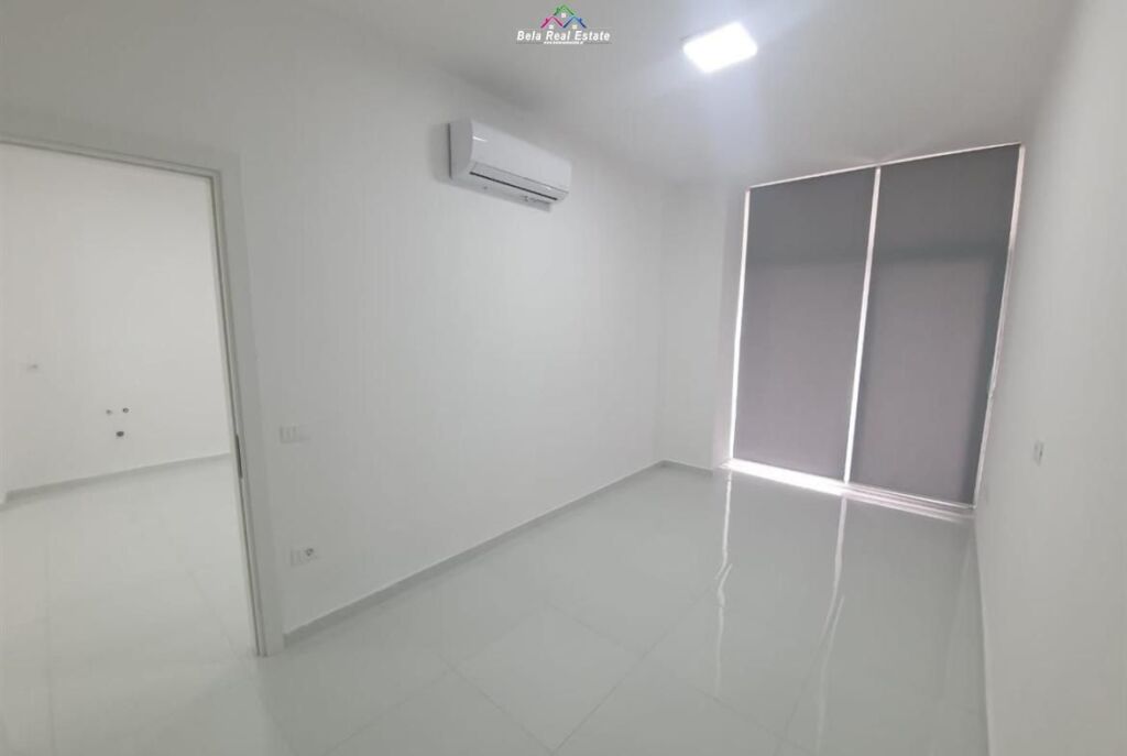 Zyre Me Qera Tek Komuna e Parisit (ID BZ2365) Tirane.