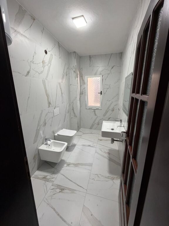 🏢Sheshi Willson jepet me qera ambient biznesi per zyra 5+1+2,pjeserisht i mobiluar 1,800Euro (Neto)