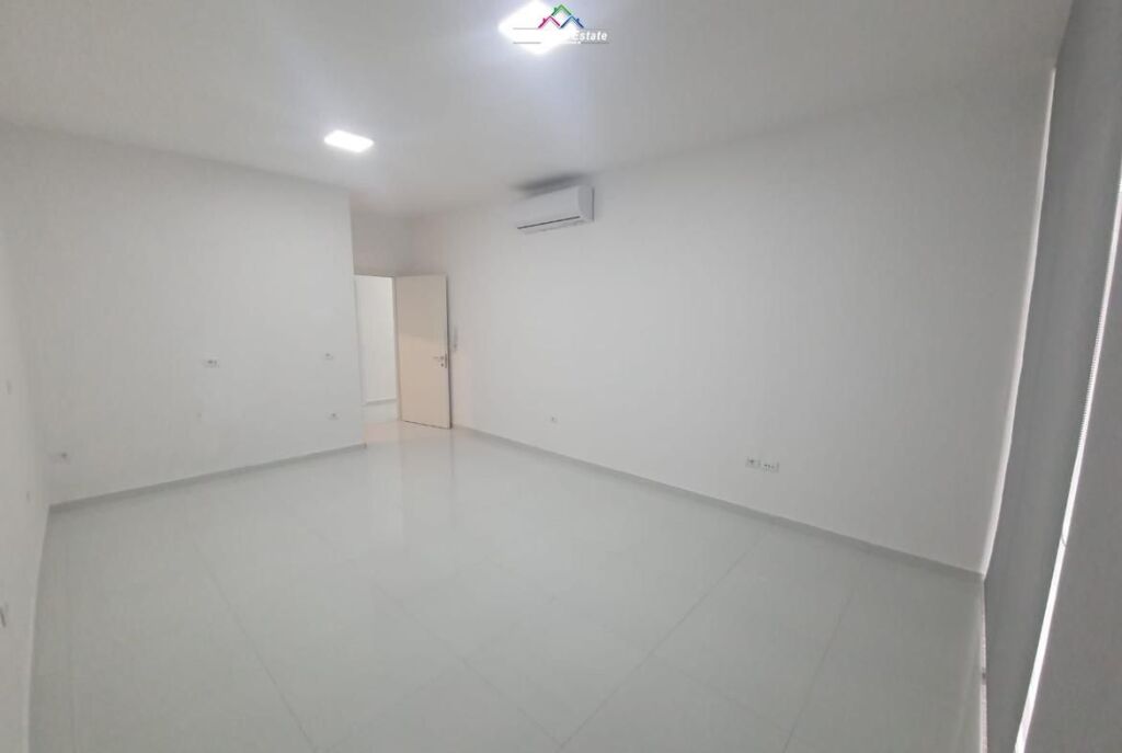 Zyre Me Qera Tek Komuna e Parisit (ID BZ2365) Tirane.