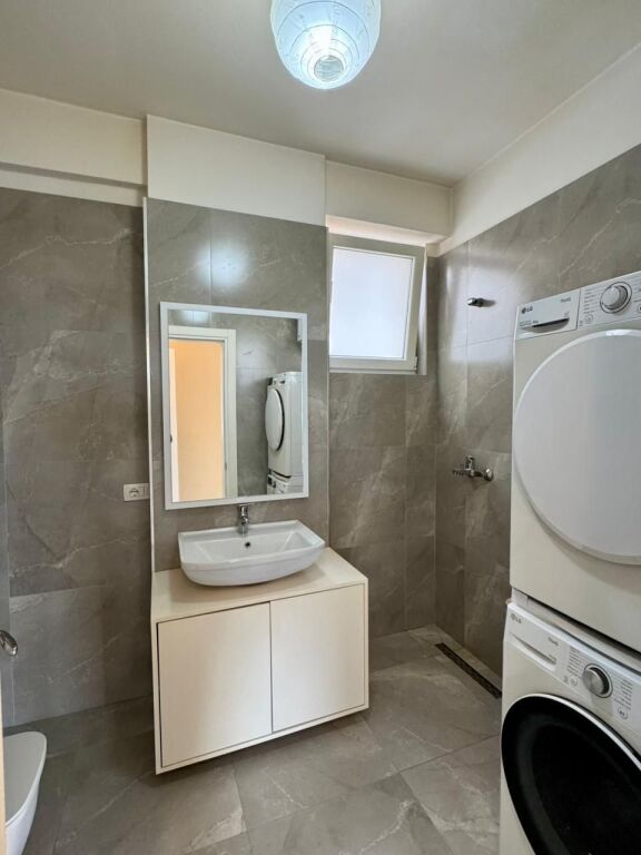 Shitet apartament modern 2+1+2 me ballkon tek FZ, Liqeni i Thate