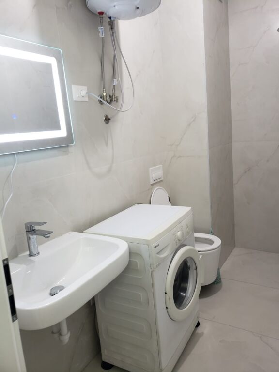 🏡Jepet me Qera Apartament 1+1 – 📍Ali Demi, Kompleksi Kadiu💶 Çmimi: 450 mijë lekë/muaj