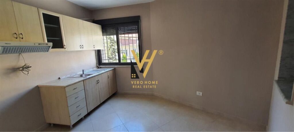 JEPET ZYRE 160 M2 ME QIRA NE QENDER 1.300 EURO