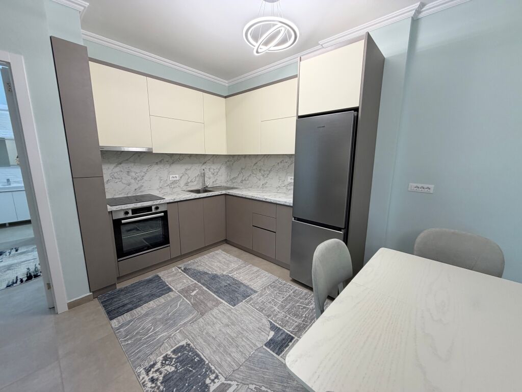 Apartment 2+1 + 2 bathrooms for rent, at the Train Station.  📍 6th floor, in a new building with 2 elevators 🛋️ Furnished with modern furniture 🚗 Includes 2 parking spaces 📄 Condition: notarial contract 💶 Price: 800€ net  For more information or property visit, contact.