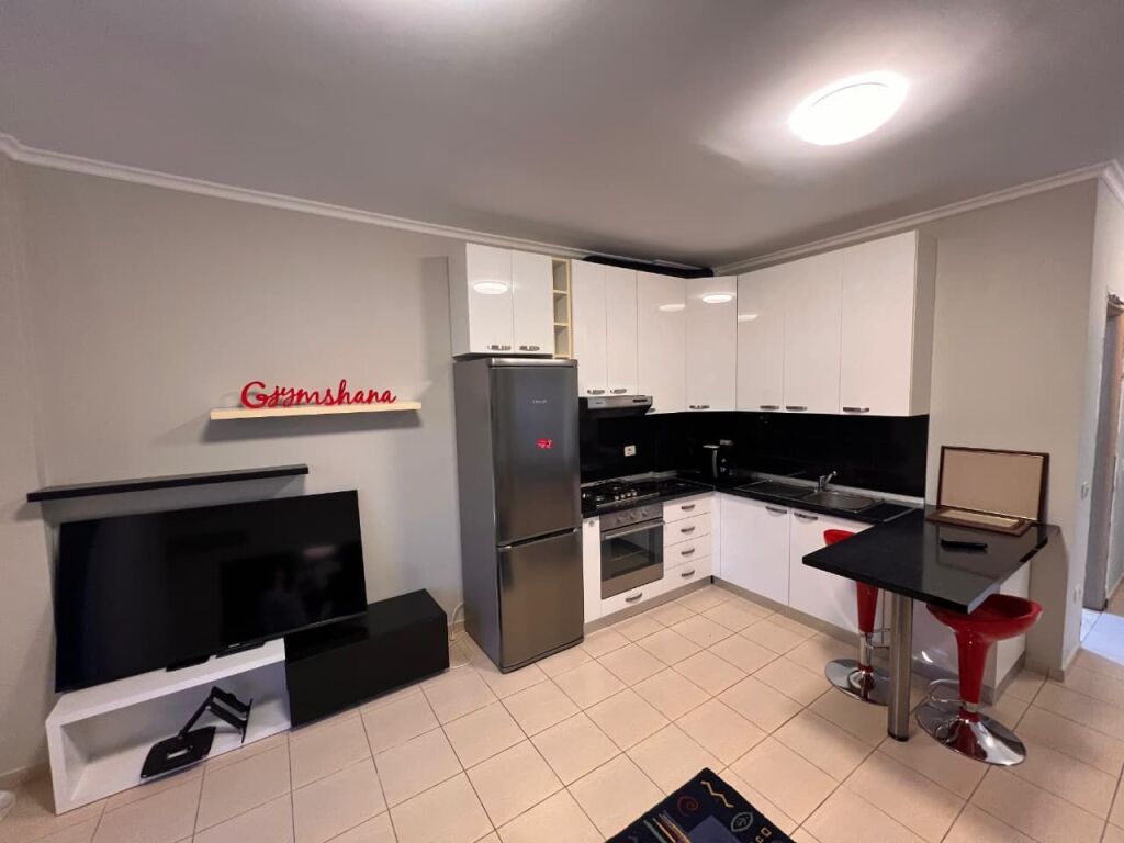 Me Qera: Super Apartament 1+1 + Ballkon + P.Parkimi || (📍Liqeni Artificial - Afër Kopshtit Zologjik), Pllt I Ri Me Ashensor, me Oborr | 800 Euro/Muaj
