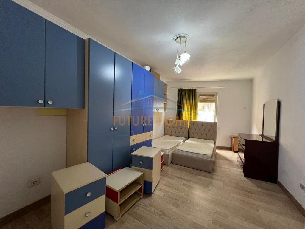 Shitet, Apartament 2+1, Rruga e Durrësit, Tiranë.