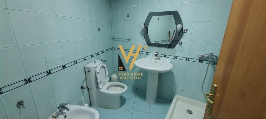 JEPET ZYRE 160 M2 ME QIRA NE QENDER 1.300 EURO