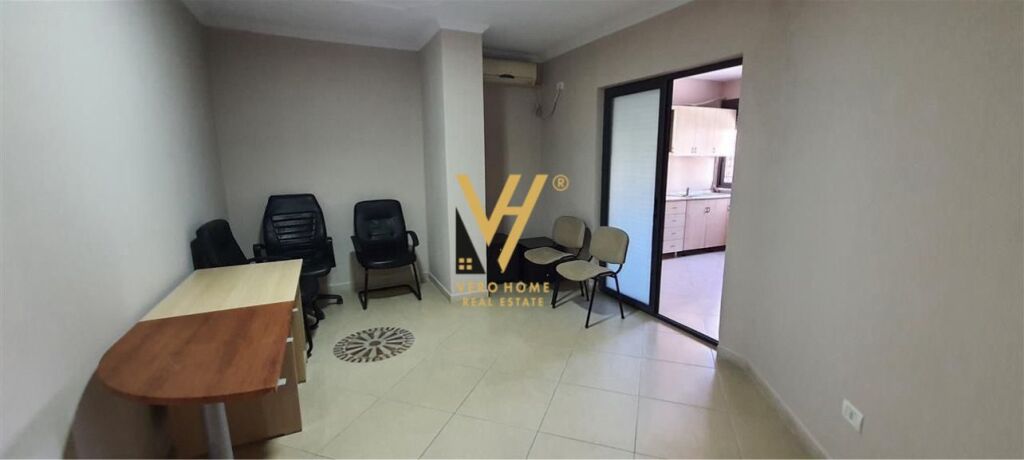 JEPET ZYRE 160 M2 ME QIRA NE QENDER 1.300 EURO