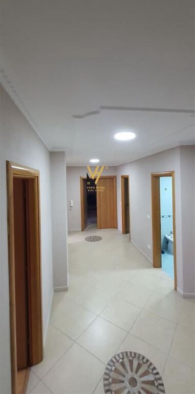 JEPET ZYRE 160 M2 ME QIRA NE QENDER 1.300 EURO