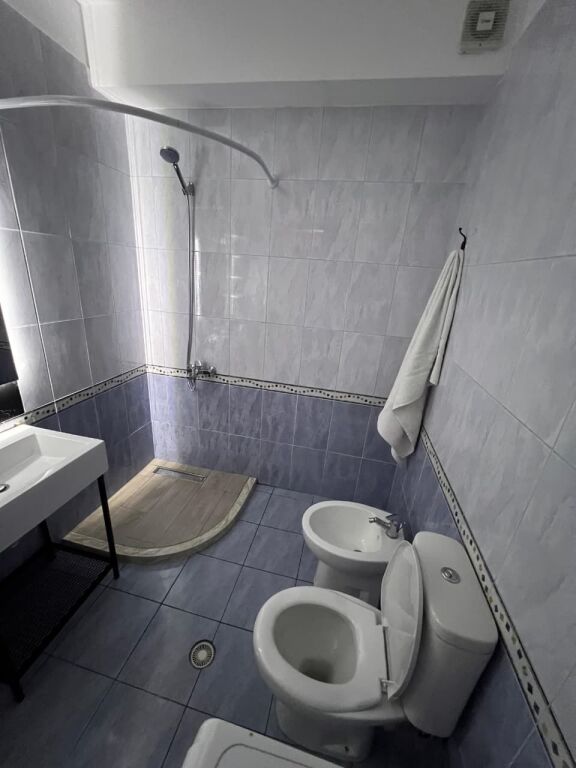 Me Qera: Super Apartament 1+1 + Ballkon + P.Parkimi || (📍Liqeni Artificial - Afër Kopshtit Zologjik), Pllt I Ri Me Ashensor, me Oborr | 800 Euro/Muaj