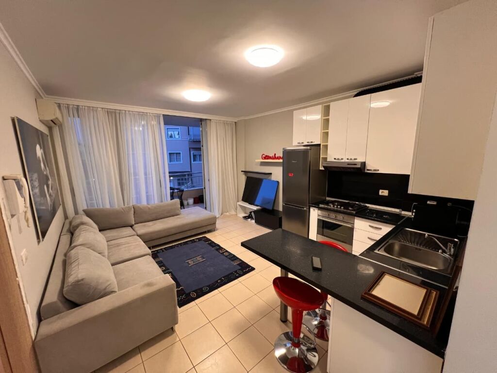 Me Qera: Super Apartament 1+1 + Ballkon + P.Parkimi || (📍Liqeni Artificial - Afër Kopshtit Zologjik), Pllt I Ri Me Ashensor, me Oborr | 800 Euro/Muaj