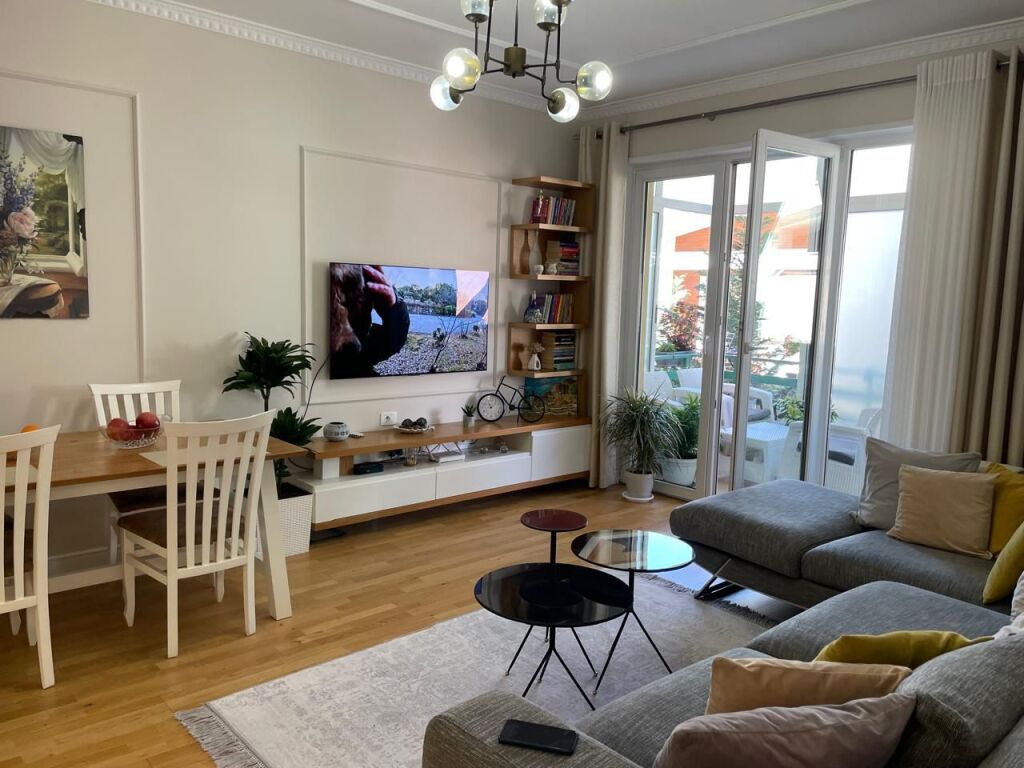 Shitet 3+2 mobiluar Hipoteke liqeni that 299000 eu