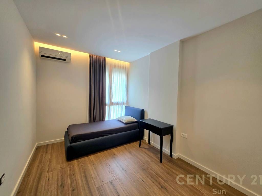 Apartament 2+1+Post Parkimi per qira tek Komuna e Parisit