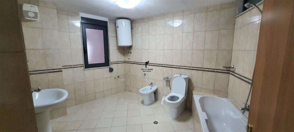 ZYRE ME QERA 160 M2 RRUGA E KAVAJES 130.000 LEKE FH-74091