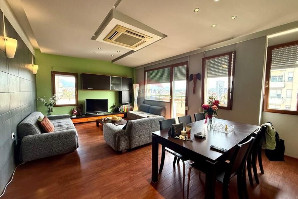 Apartament 4+1+studio, ne Qender te Tiranes!
