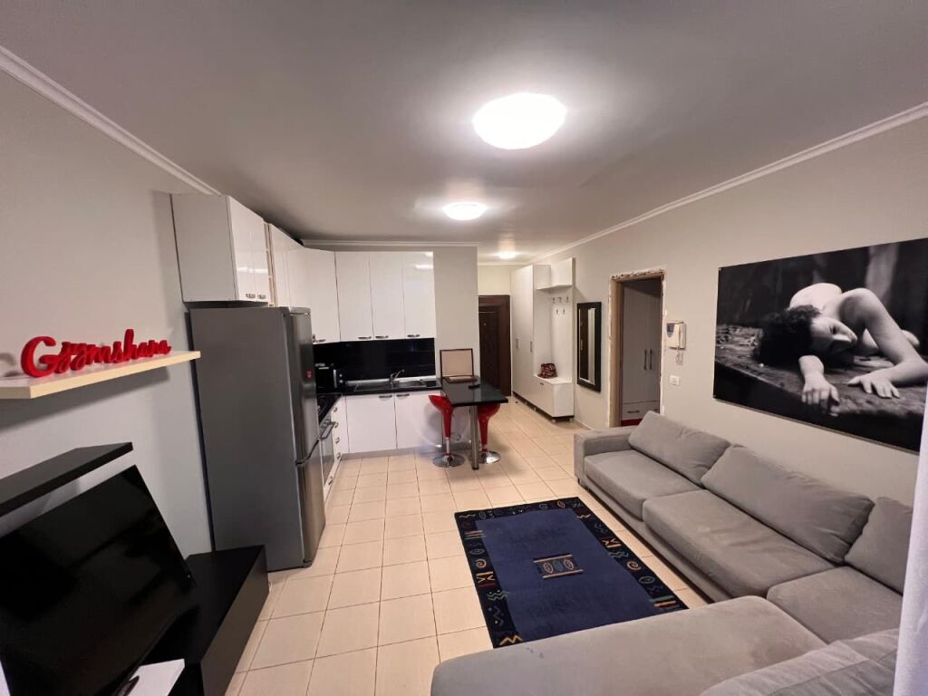 Me Qera: Super Apartament 1+1 + Ballkon + P.Parkimi || (📍Liqeni Artificial - Afër Kopshtit Zologjik), Pllt I Ri Me Ashensor, me Oborr | 800 Euro/Muaj