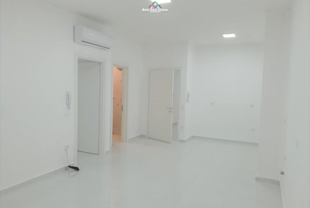 Zyre Me Qera Tek Komuna e Parisit (ID BZ2365) Tirane.