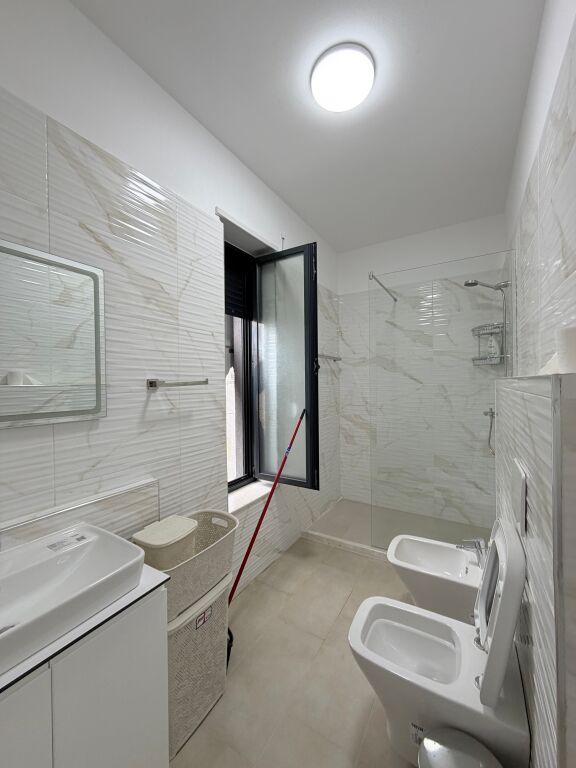 Apartment 2+1 + 2 bathrooms for rent, at the Train Station.  📍 6th floor, in a new building with 2 elevators 🛋️ Furnished with modern furniture 🚗 Includes 2 parking spaces 📄 Condition: notarial contract 💶 Price: 800€ net  For more information or property visit, contact.