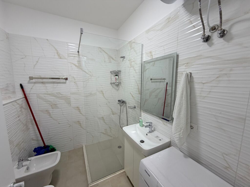 Apartment 2+1 + 2 bathrooms for rent, at the Train Station.  📍 6th floor, in a new building with 2 elevators 🛋️ Furnished with modern furniture 🚗 Includes 2 parking spaces 📄 Condition: notarial contract 💶 Price: 800€ net  For more information or property visit, contact.