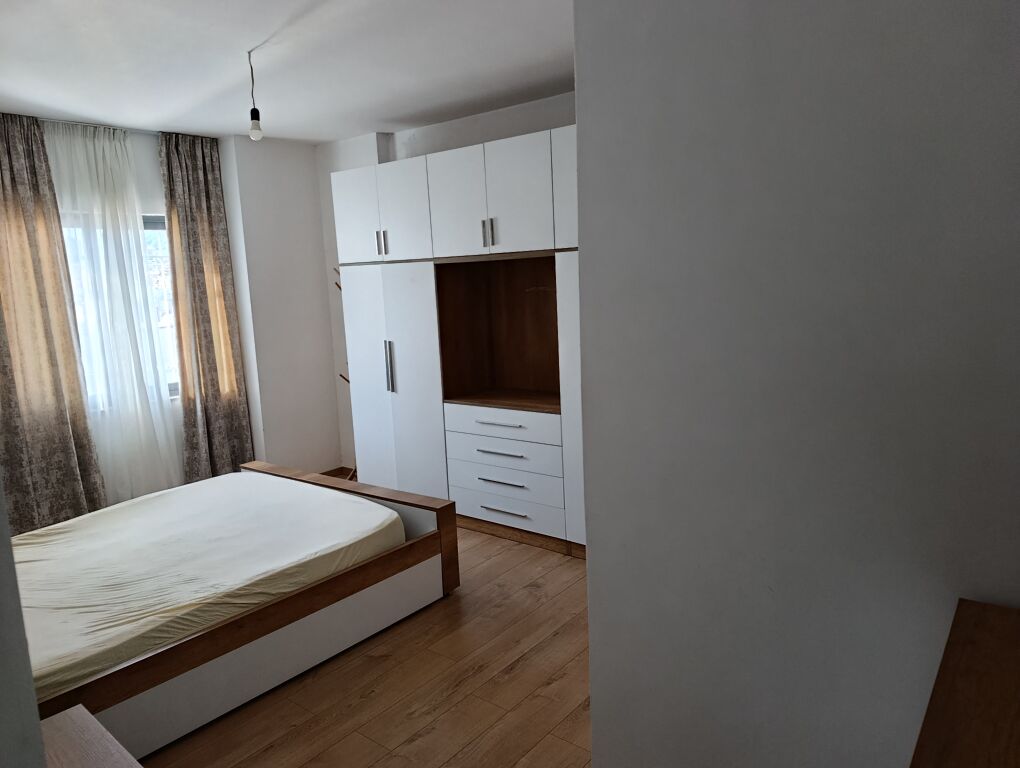 21 Dhjetori, pallati Sinani, Rr. Shefqet Musaraj, Shesim Apartament me siperfaqet 95.5 M2