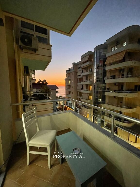 Apartament 1+1 me Qera Afatgjatë në Vijën e Parë të Lungomares, Vlorë – Pamje Anësore nga Deti