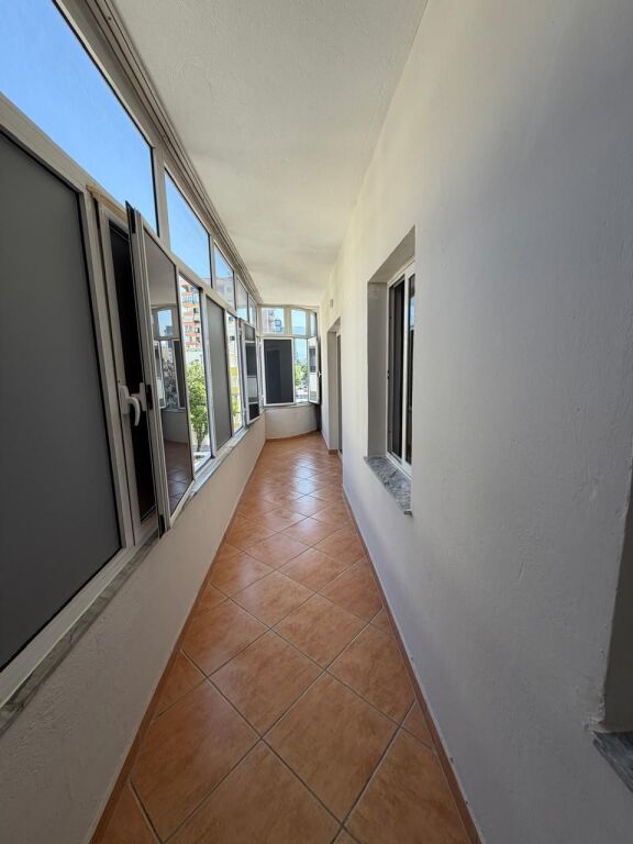 🏢Sheshi Willson jepet me qera ambient biznesi per zyra 5+1+2,pjeserisht i mobiluar 1,800Euro (Neto)