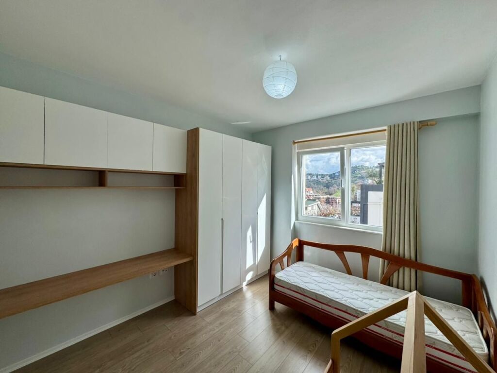 Shitet apartament modern 2+1+2 me ballkon tek FZ, Liqeni i Thate