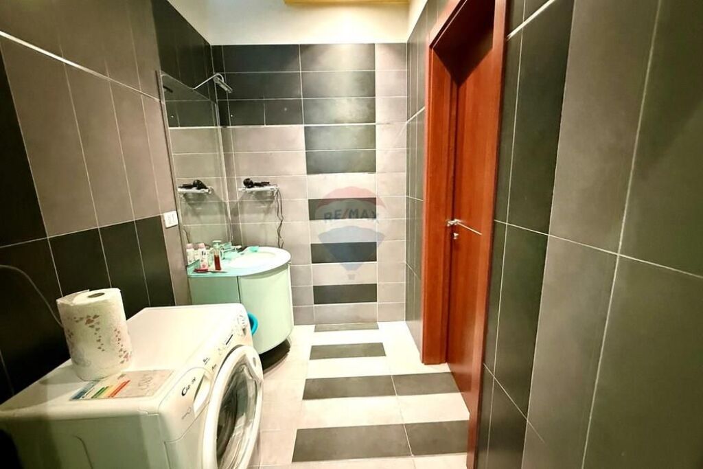 Apartament 4+1+studio, ne Qender te Tiranes!