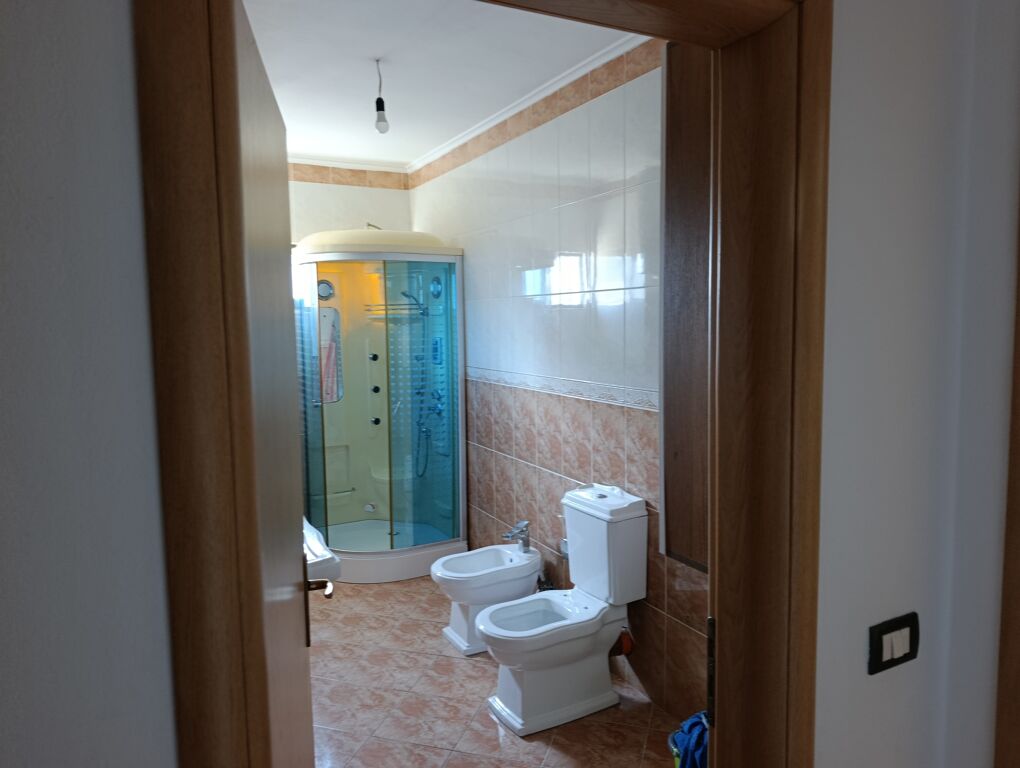 21 Dhjetori, pallati Sinani, Rr. Shefqet Musaraj, Shesim Apartament me siperfaqet 95.5 M2