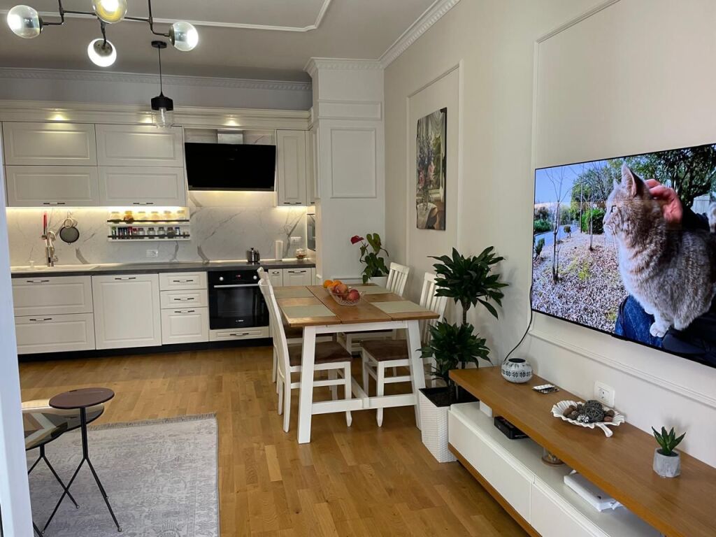 Shitet 3+2 mobiluar Hipoteke liqeni that 299000 eu