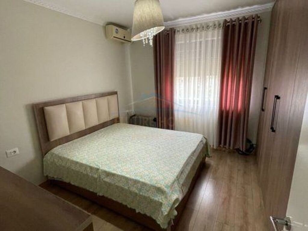 Disponojme Apartament per qera 1+1, Laprake perballe Paralel Living , Tirane.