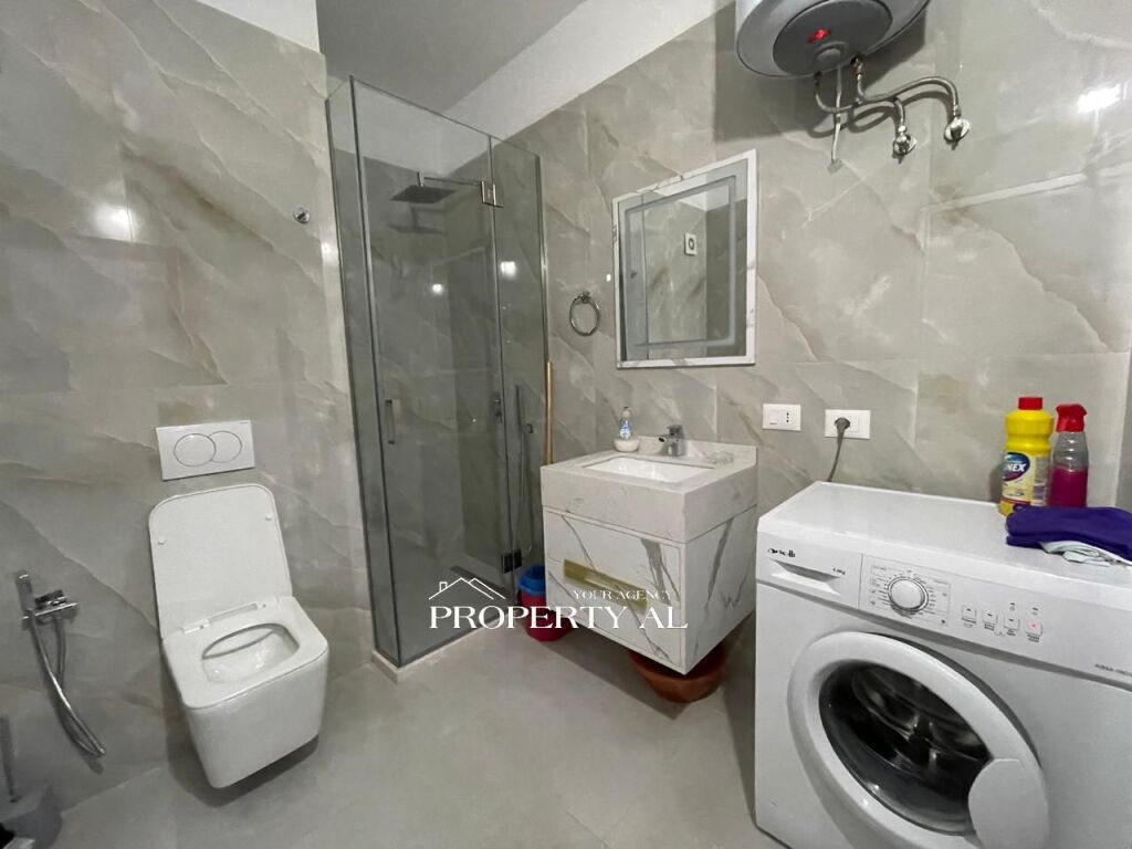 Apartament 1+1 me Qera Afatgjatë në Vijën e Parë të Lungomares, Vlorë – Pamje Anësore nga Deti