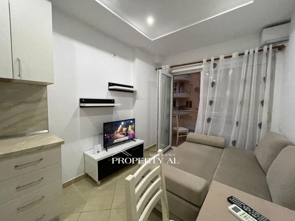 Apartament 1+1 me Qera Afatgjatë në Vijën e Parë të Lungomares, Vlorë – Pamje Anësore nga Deti