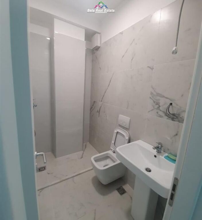 Zyre Me Qera Tek Komuna e Parisit (ID BZ2365) Tirane.