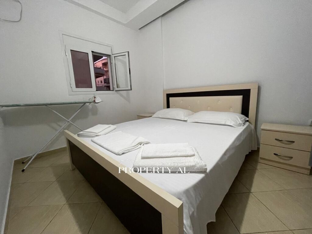 Apartament 1+1 me Qera Afatgjatë në Vijën e Parë të Lungomares, Vlorë – Pamje Anësore nga Deti