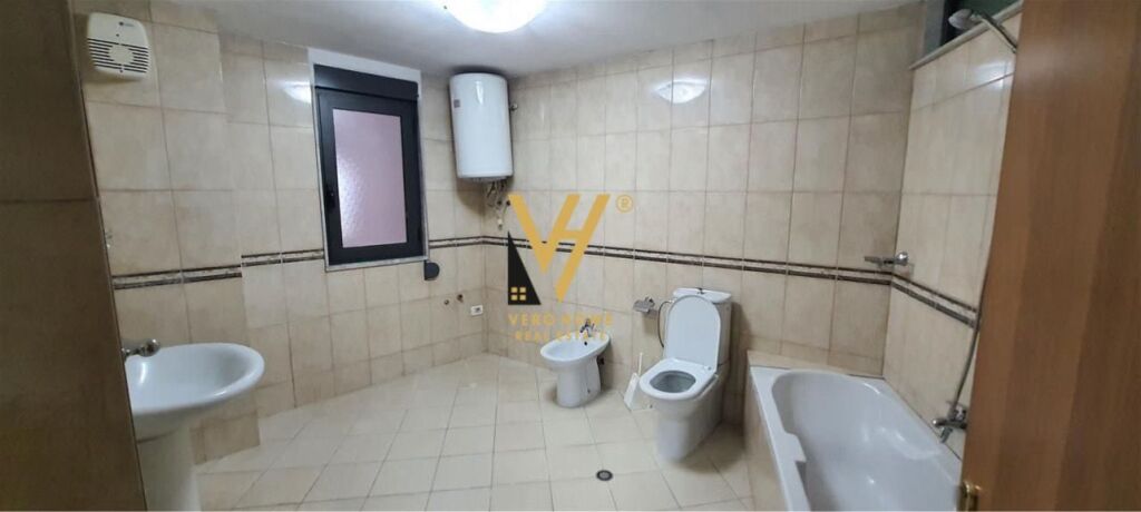 JEPET ZYRE 160 M2 ME QIRA NE QENDER 1.300 EURO