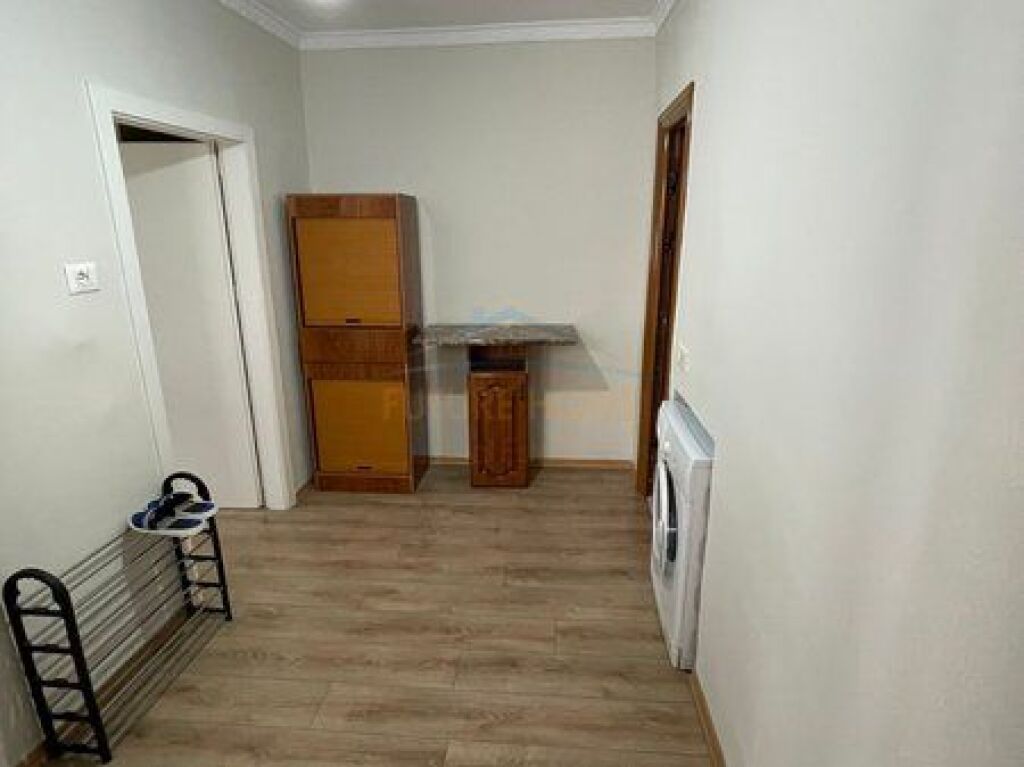 Disponojme Apartament per qera 1+1, Laprake perballe Paralel Living , Tirane.
