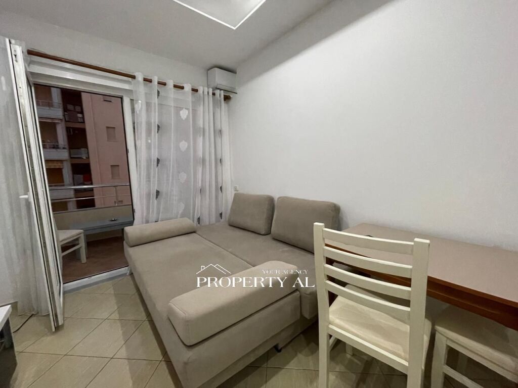 Apartament 1+1 me Qera Afatgjatë në Vijën e Parë të Lungomares, Vlorë – Pamje Anësore nga Deti