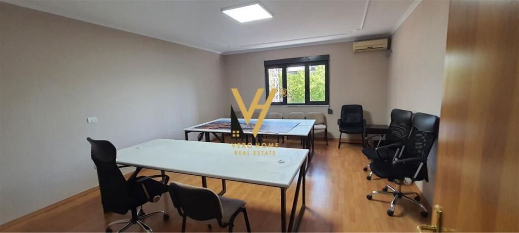JEPET ZYRE 160 M2 ME QIRA NE QENDER 1.300 EURO
