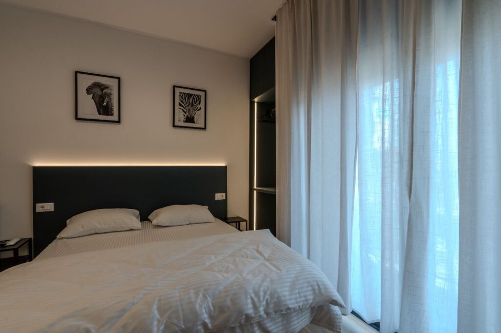 SHITET APARTAMENT 1+1 I MOBILUAR – I NDARË NË 2 GARSONIERE