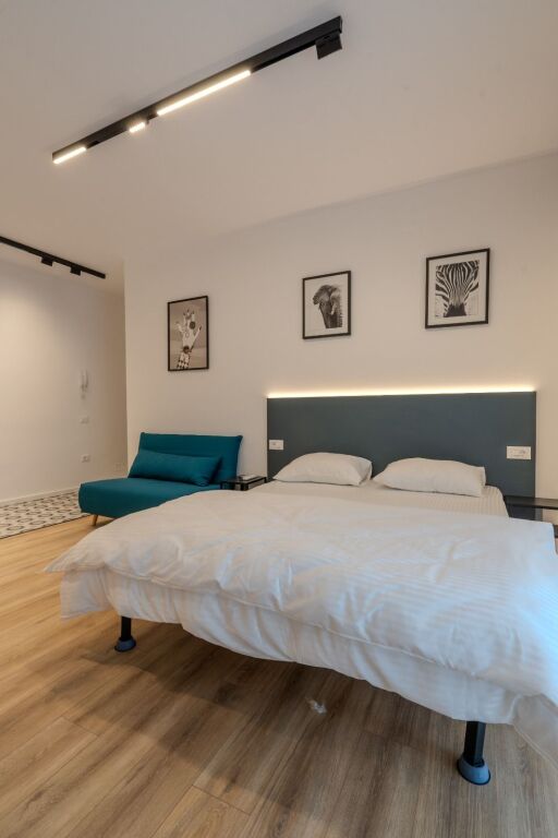 SHITET APARTAMENT 1+1 I MOBILUAR – I NDARË NË 2 GARSONIERE
